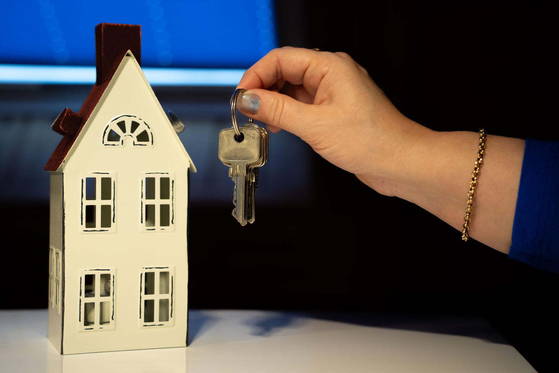 Wohnungsschlüssel werden in der Hand gehalten.